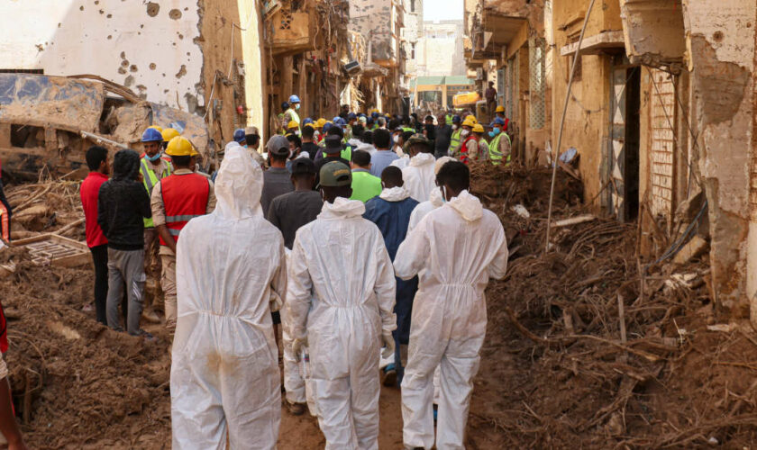 Débris de guerre non explosés, crainte d’une épidémie de choléra… En Libye, le travail complexe et dangereux des secouristes