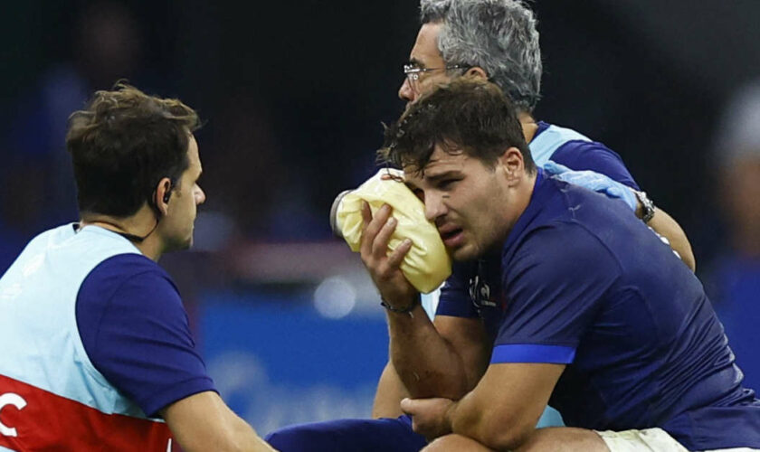La France “retient son souffle” après la blessure d’Antoine Dupont, son “petit quelque chose en plus”