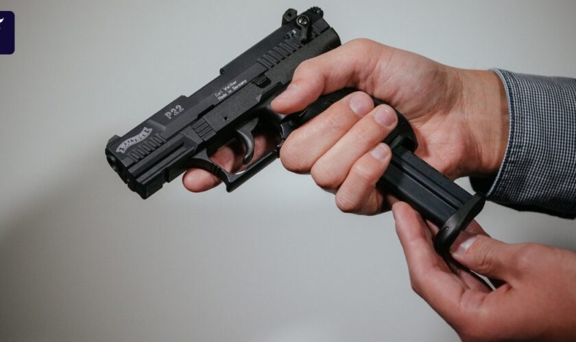 Mann mit Waffe löst Polizeieinsatz aus – Entwarnung: alles legal