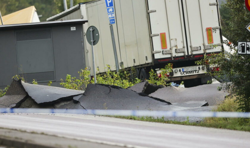 En Suède, une autoroute s’effondre sur une centaine de mètres, plusieurs blessés