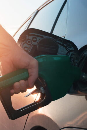 Les garagistes recommandent de ne jamais remplir le réservoir d'essence à ras bord - votre sécurité est en jeu