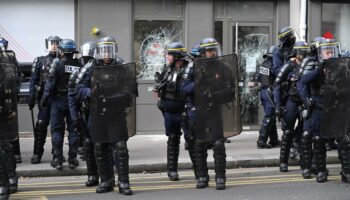 Violences policières : Un policier brandit son arme en pleine manifestation à Paris, la préfecture s’explique