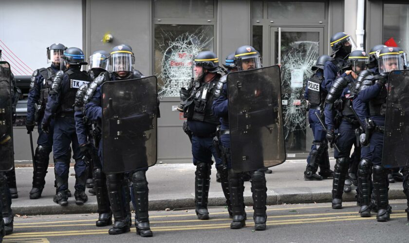 Violences policières : Un policier brandit son arme en pleine manifestation à Paris, la préfecture s’explique