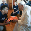 Le pape François a reçu un gilet de sauvetage de la part de l’ONG SOS Méditerranée, un cadeau très symbolique