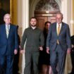 Wolodymyr Selenskyj (M) traf sich in Washington unter anderem mit Mitch McConnell (l), Minderheitsführer im Senat, und Chuck Sch