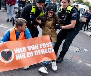 Letzte Generation besetzt Kreuzung in Berlin