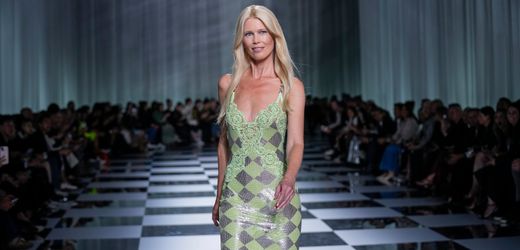 Mailand Fashion Week: Claudia Schiffer als Überraschungsgast bei Versace-Show