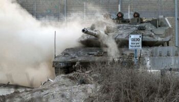 Ein israelischer Panzer steht an der Grenze zwischen Israel und dem Gazastreifen. Foto: Tsafrir Abayov/AP/dpa