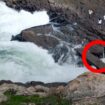 Naturgewalt: Wassermassen überspülen Brücke – Riesenwelle wird Touristen beinahe zum Verhängnis