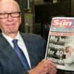 Rupert Murdoch hält eine Ausgabe von The Sun hoch
