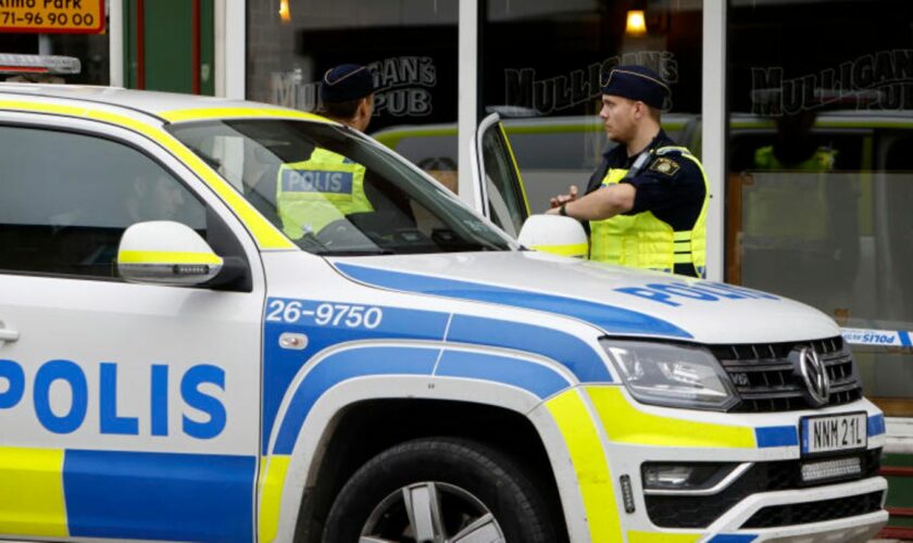 Immer wieder tödliche Bandengewalt in Schweden: Hier sichert die Polizei einen Tatort in Sandviken, wo in einem Pub zwei Männer erschossen wurden
