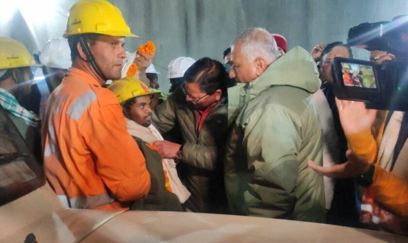 En Inde, 41 ouvriers sortis d’un tunnel après avoir été piégés pendant 17 jours
