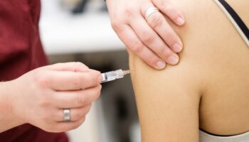 Gesundheitswesen: Krankenhäuser mahnen zur Grippe- und Corona-Impfung