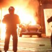 In der Nähe des Tatorts kam es am Abend zu schweren Ausschreitungen. Dabei wurde auch ein Polizeiauto in Brand gesetzt. Foto: Br