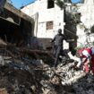 Un secouriste et des habitants inspectent les décombres d'une maison à la suite d'un raid israélien dans la ville de Jénine en Cisjordanie occupée, le 29 novembre 2023
