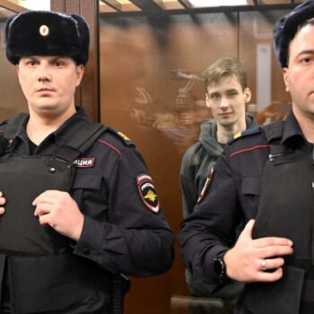 Harte Strafen für zwei Russen wegen Gedichts zum Ukraine-Krieg