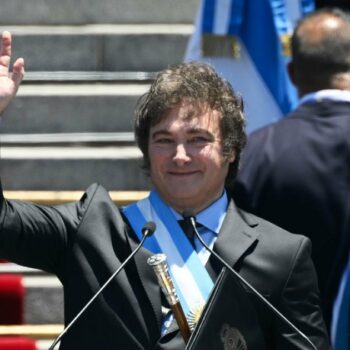 Le nouveau président ultralibéral argentin Javier Milei salue la foule lors de sa prestation de serment, le 10 décembre 2023 à Buenos Aires