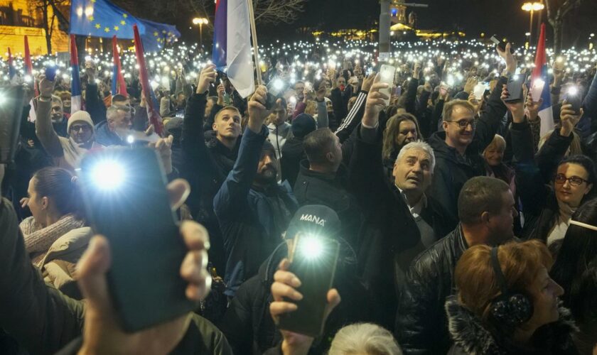 Serbien: Hunderte blockieren wegen Parlamentswahl Kreuzung in Belgrad