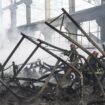 Des pompiers mènent une opération après qu'une frappe russe a touché la capitale ukrainienne, Kiev, le 29 décembre 2023