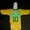 À Rio, le Christ Redempteur revêt un maillot de Pelé, un an après la mort du « Roi » du football