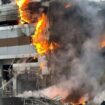 Un immeuble en feu après une frappe à Dnipro, en Ukraine, le 29 décembre 2023