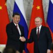 Le président russe Vladimir Poutine (d) et son homologue chinois Xi Jinping, le 21 mars 2023 au Kremlin, à Moscou