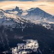 Glisse ensoleillée face aux géants des Alpes : Crans-Montana, vitrine de rêve de la montagne en hiver