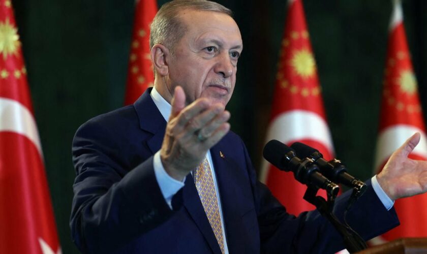 Le président turc Recep Tayyip Erdogan prononce un discours lors de la réunion des gouverneurs au complexe présidentiel d'Ankara, en Turquie, le 10 janvier 2024.
