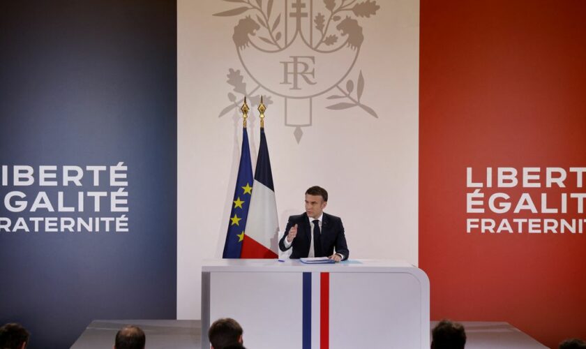 Le président français Emmanuel Macron s'exprime lors d'une conférence de presse pour présenter le cap du nouveau gouvernement de la France au palais de l'Élysée à Paris, le 16 janvier 2024.