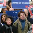 La journaliste franco-allemande Beate Klarsfeld et son fils, l'avocat franco-israélien Arno Klarsfeld participent à un rassemblement pour appeler à la libération des otages détenus par le Hamas à Gaza, au Trocadéro à Paris, le 29 décembre 2023.