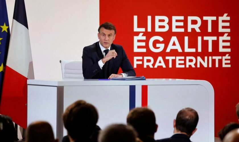 Le président français Emmanuel Macron s'adresse aux médias lors d'une conférence de presse pour présenter le cap du nouveau gouvernement français au palais de l'Élysée à Paris, le 16 janvier 2024.