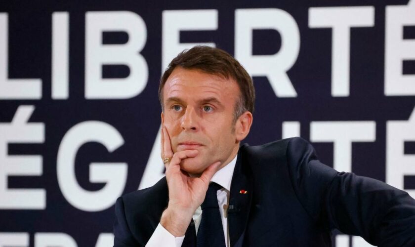 Le président français Emmanuel Macron réagit lors d'une conférence de presse pour présenter les pistes du nouveau gouvernement français, à l'Elysée, le 16 janvier 2024.