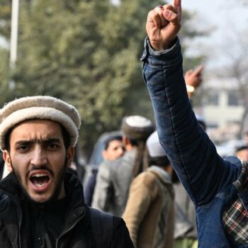 Des jeunes militants du "Muslim Talba Mahaz" (MTM) tenant une banderole crient des slogans lors d'une manifestation contre la frappe aérienne iranienne, à Islamabad, le 18 janvier 2024.