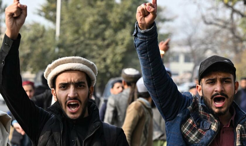 Des jeunes militants du "Muslim Talba Mahaz" (MTM) tenant une banderole crient des slogans lors d'une manifestation contre la frappe aérienne iranienne, à Islamabad, le 18 janvier 2024.