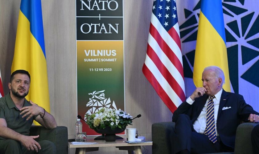 Le président ukrainien Volodymyr Zelensky et son homologue américain Joe Biden, lors d'une rencontre en marge du sommet de l'Otan, le 12 juillet 2023 à Vilnius, en Lituanie