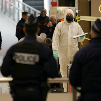 Attaque à la gare de Lyon à Paris : le suspect mis en examen pour tentatives d’assassinats aggravées