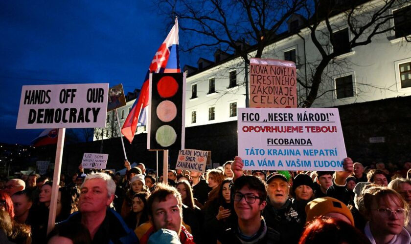 Robert Fico: Tausende Slowaken demonstrieren gegen geplante Justizreform