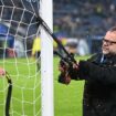 Fußball : Zweitligaspiel HSV – Hannover nach Fanprotesten kurz vor Abbruch