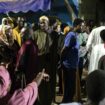 Des proches d'opposants détenus attendent leur libération, le 15 février 2024 à Dakar, au Sénégal