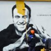 Un ouvrier fait disparaître le visage de l'opposant russe Alexeï Navalny sur un mur de Saint-Pétersbourg, le 28 avril 2021