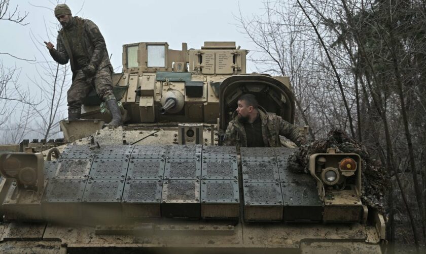 Des soldats ukrainiens à bord d'un véhicule de combat Bradley près d'Avdiïvka, dans la région de Donetsk, le 11 février 2024