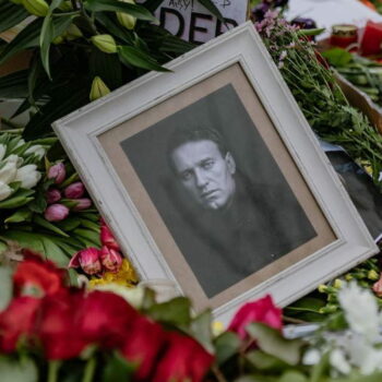 Mort d'Alexeï Navalny, en direct : la cause du décès toujours inconnue, ses proches exigent la remise de sa dépouille