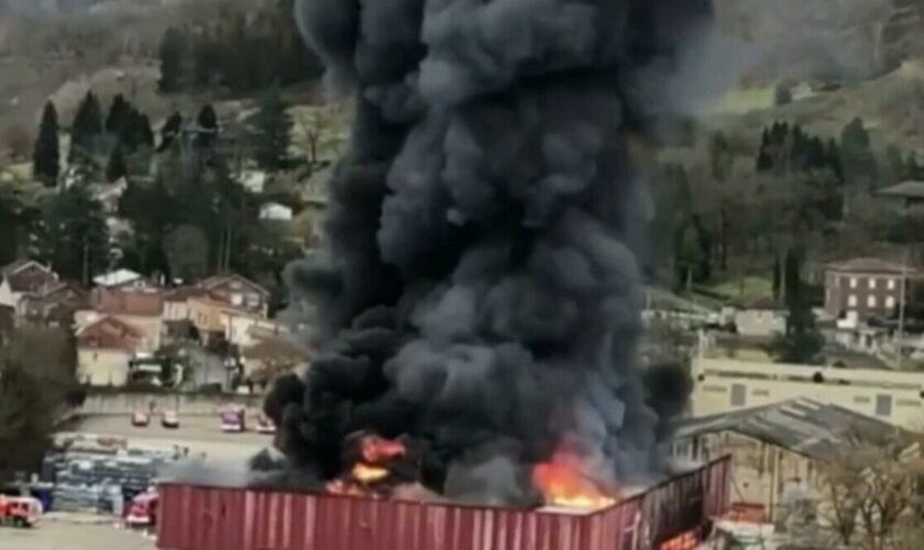 Aveyron : 900 tonnes de batteries au lithium brûlées dans l’incendie d’un entrepôt à Viviez