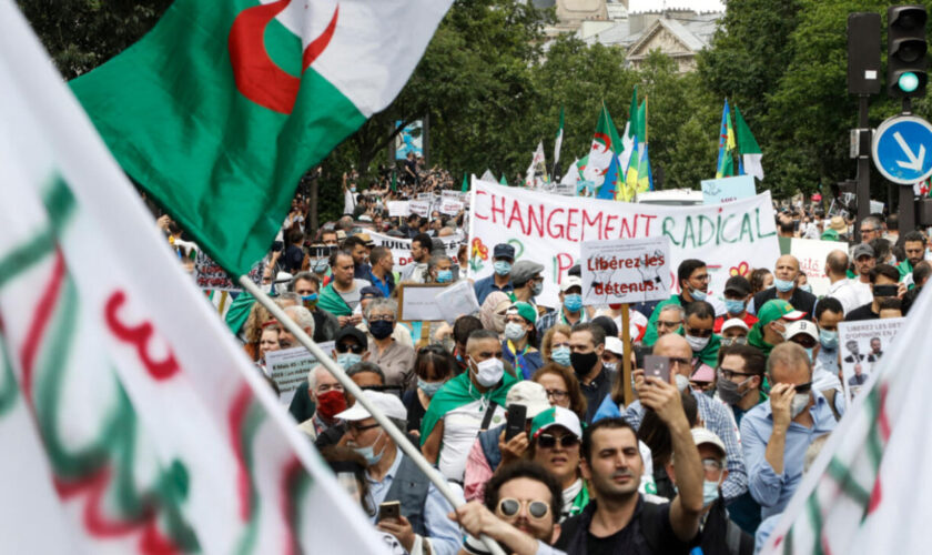 La préfecture de police de Paris interdit les rassemblements liés à l'Algérie