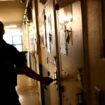 Un gardien ferme la porte d'une cellule de la prison de Bordeaux-Gradignan, le 11 décembre 2023, à Gradignan, en Gironde
