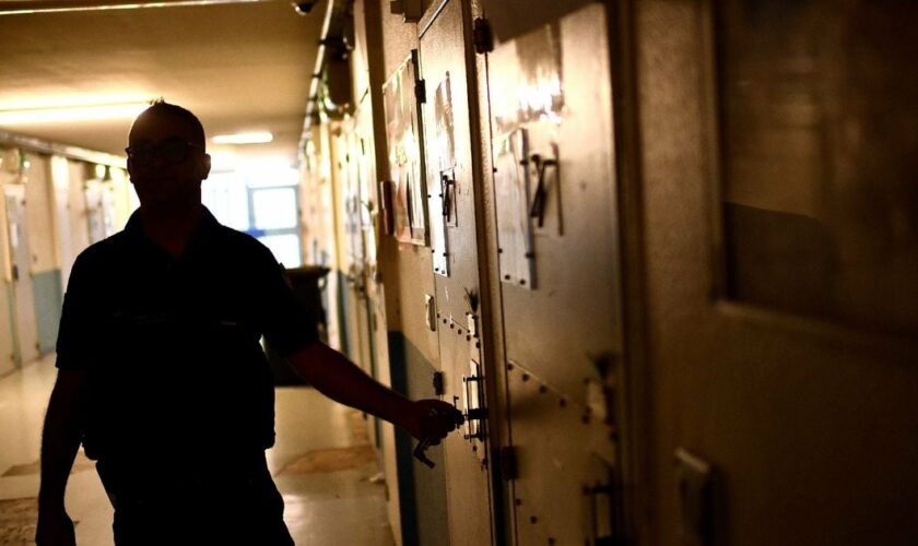 Un gardien ferme la porte d'une cellule de la prison de Bordeaux-Gradignan, le 11 décembre 2023, à Gradignan, en Gironde