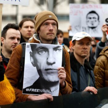 Tod von Alexej Nawalny: Hunderte protestieren in Berlin gegen Wladimir Putin