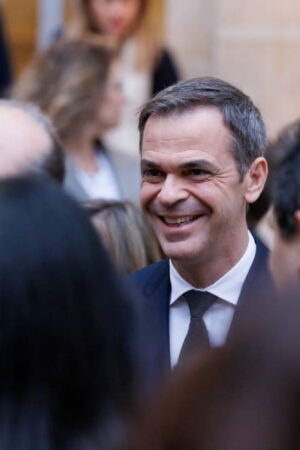 Olivier Véran : comment l'ancien ministre se démarque de Macron et Attal
