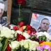 Des photos et des fleurs déposées en hommage à l'opposant russe Alexeï Navalny devant le momument en mémoire des victimes de la répression politique, le 17 février 2024 à Moscou