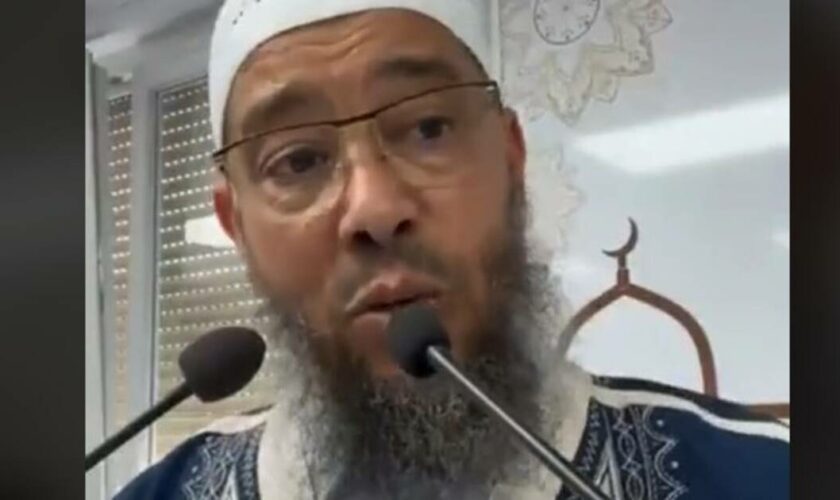 «Drapeaux tricolores» à «valeur satanique» : Darmanin demande le retrait du titre de séjour de l’imam Mahjoubi, qui plaide le «lapsus»